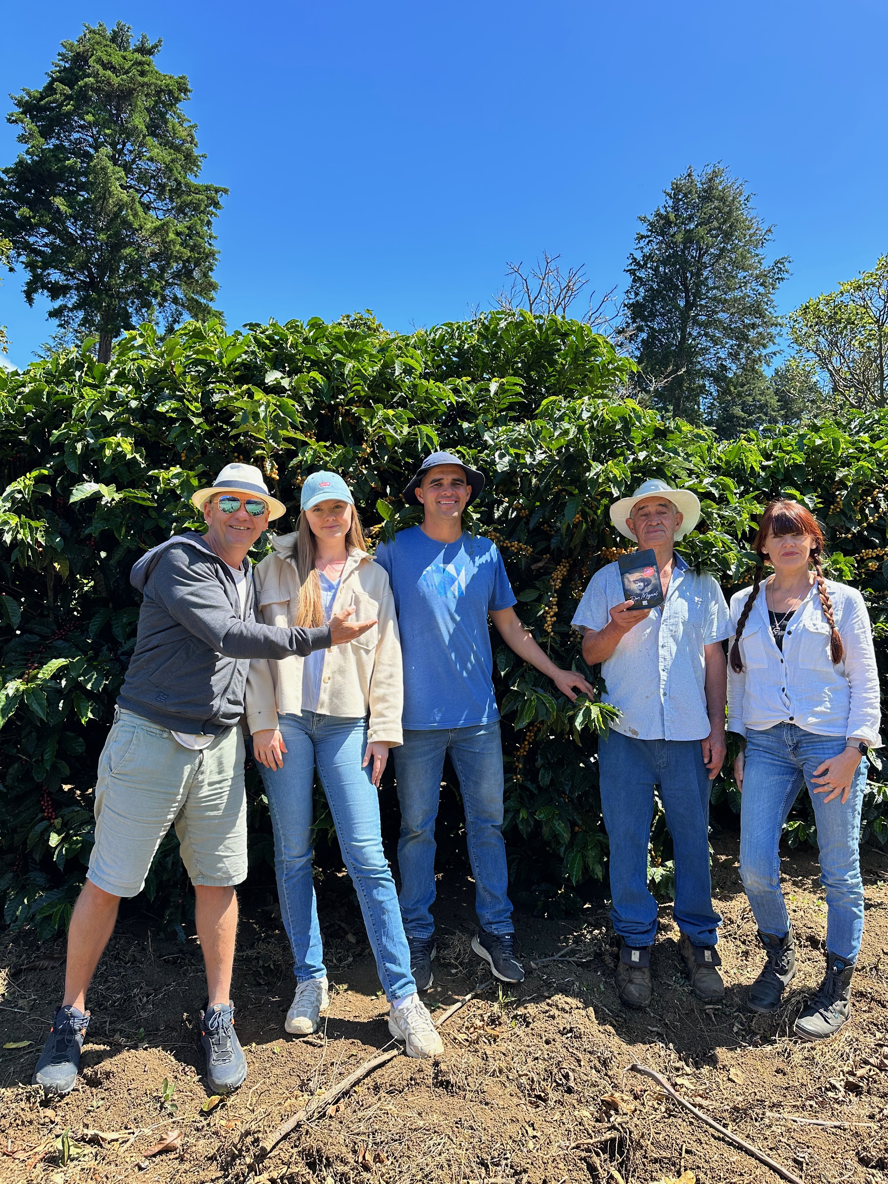 Die Familie mit Don Miguel auf der Farm
